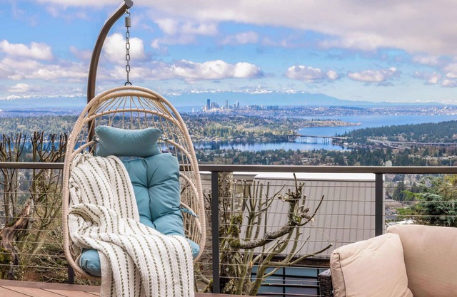 Luxury Bellevue 2B Basement w/180º+ Stunning View