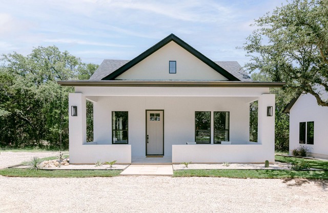 Luxury Bungalow 2 miles to Gruene Hall, 10 miles to Whitewater Amphitheater