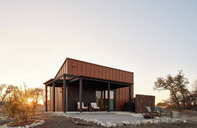 Luxury cabin in the center of the Texas Wine Country; large private porch w/hot tub, gas grill and fire pit; pet friendly