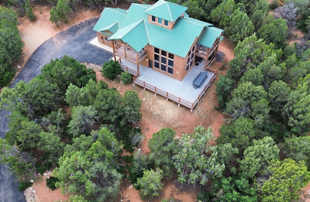 Luxury cabin in the Zion mountains, privacy, pool access, 7th night free