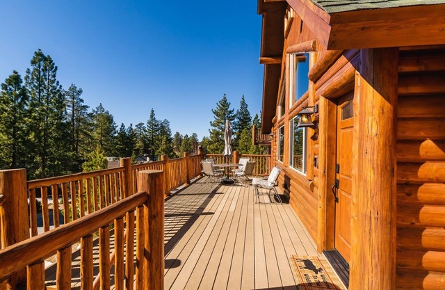 Luxury Cabin Living with Summit Views, Fire Pit, Hot Tub, Game Room, Pool Table