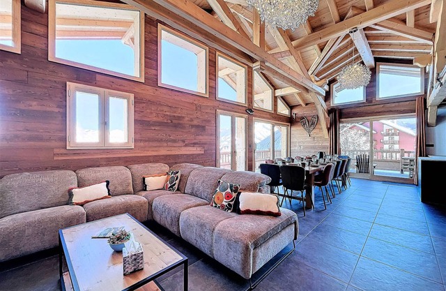 Luxury chalet near slopes with spa, sauna and parking