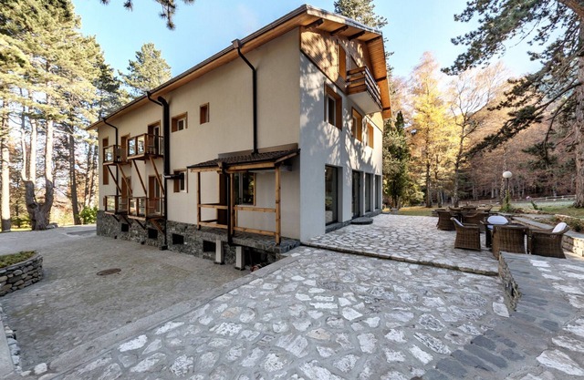 Luxury chalet within a private pine tree park, in Pirin mountain foothstep