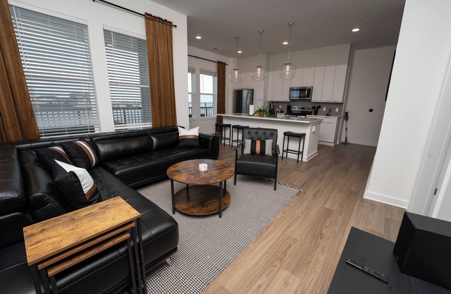 Luxury Condo, Breathtaking Riverfront Views