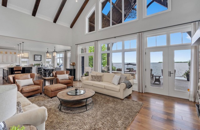 Luxury Cottage on Lake Simcoe & Pool - 1 Hr to Toronto; Mins to Skiing & Golf