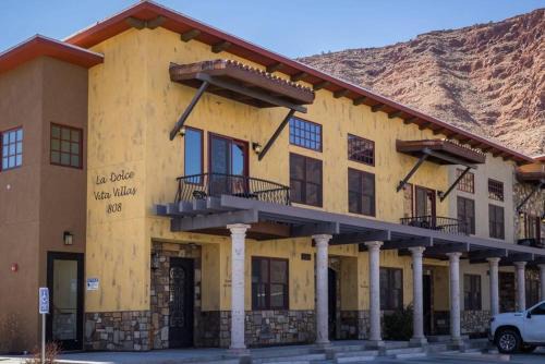 Luxury Downtown Rental (Hot Tub/Pet Friendly) - La Dolce Vita Villas #11