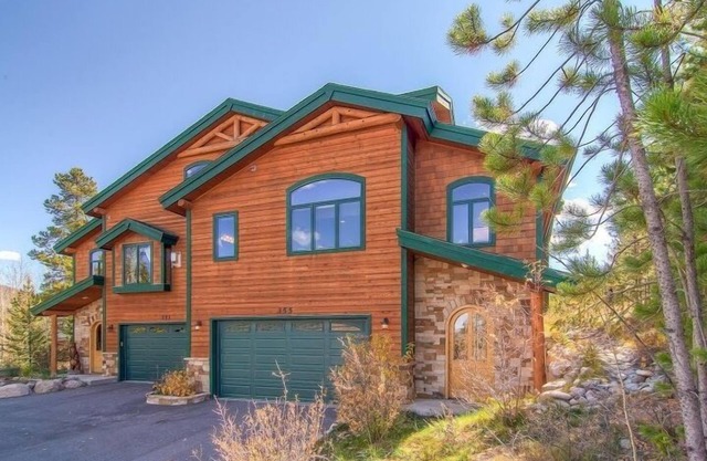 Luxury Eagles Nest House, Sleeps 10, Spacious Layout, Close to Hiking and Golf
