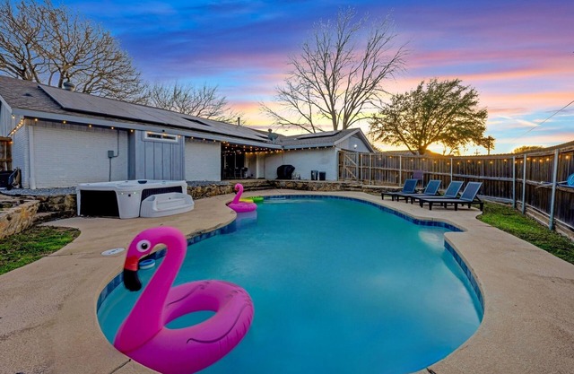 Luxury Escape - Pool, Hot Tub, Arcade, Games, BBQ & Outdoor Lounge!