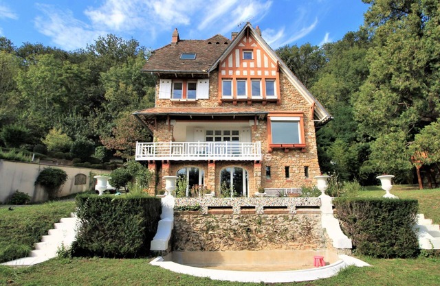Luxury house nestled in wood for a unique experience