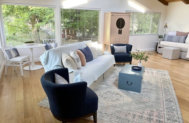 Luxury Guesthouse w/Jacuzzi Tub for Two