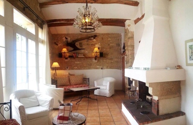 Luxury holiday home with swimming pool and tennis court on the vineyard