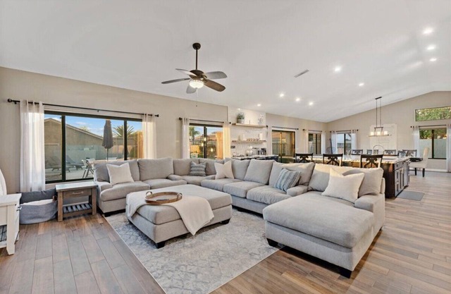 Luxury Home, Beautiful Neighborhood, Spacious for Family, with Pool/Spa.