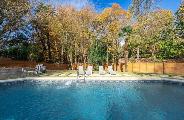 Luxury Home for 8 w/Pool/Gym/Tub