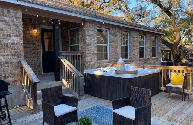 Luxury Hot Tub Near San Antonio- 6 Bds- private!
