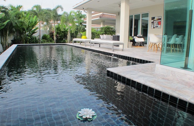 Luxury house in a quiet and charming area. 10 minutes drive to town and beaches