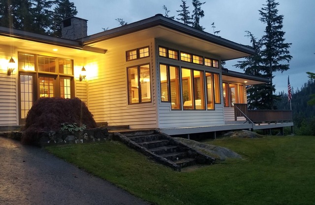 Luxury House with wrap around deck on Mt. Dewey