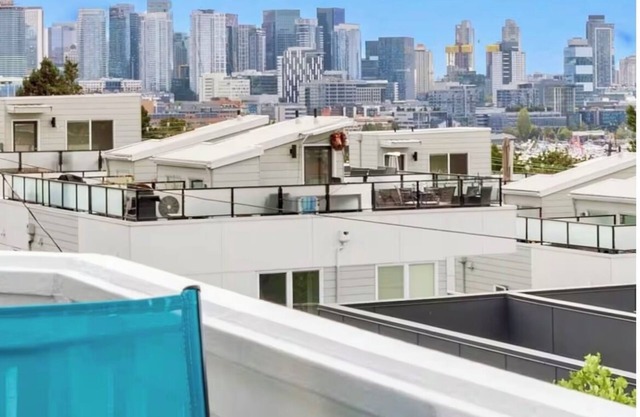 Luxury! Iconic downtown VIEWS! Space Needle, Lake Union, Olympic Mtns!