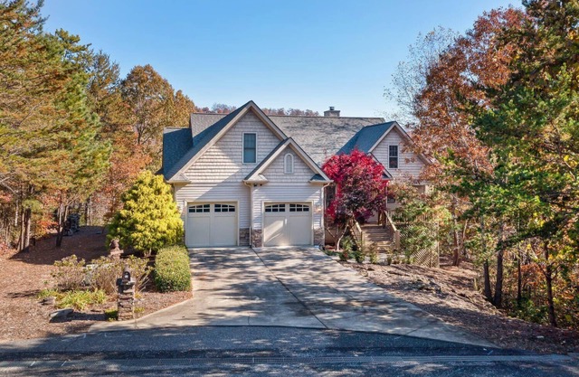 Luxury in Rumbling Bald Resort ~ WiFi ~ Community Beach, Pool, Golf and more