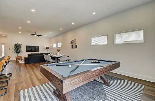 Luxury, Indy Getaway! Prime Location, Sleeps 14
