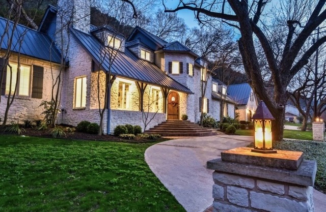 ⭐️Luxury Lake Austin-French Farmhouse: Pool, Hot Tub, Pizza OvenWaterfront Dock⭐️