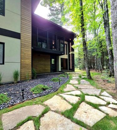 Luxury Lakefront 4 BDR, 10 Beds, 4 Bath