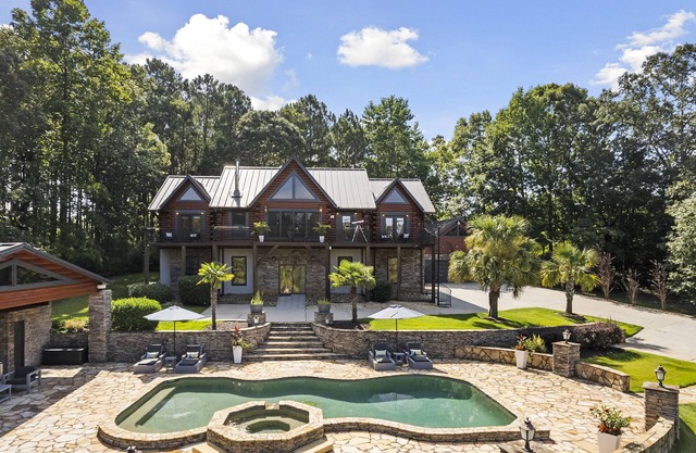 Luxury Lakefront 5-Bedroom Cabin Private Pool & Lake, 40 mins from Atlanta