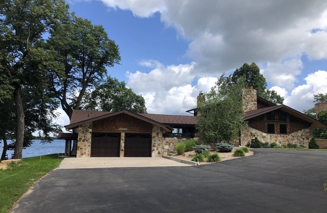 Luxury Lakeshore 8 Bedroom Lodge on Alexandria, MN Chain of Lakes