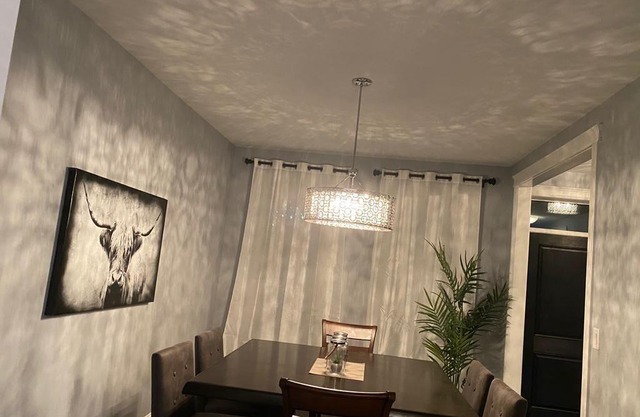 Luxury Living in a serene neighborhood, perfect for vacation & Corporate getaway