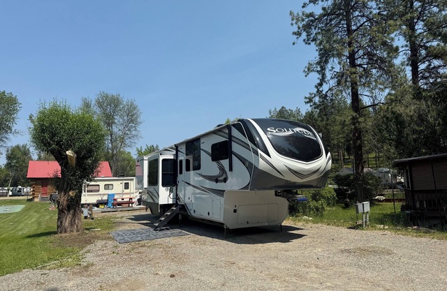 Luxury, Loaded, 39’ RV in Phenomenal Rexford with AC
