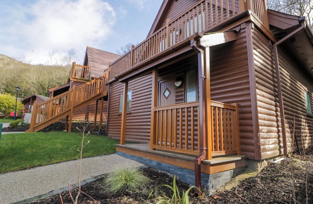LUXURY LODGE 44, pet friendly, character holiday cottage in Dyserth