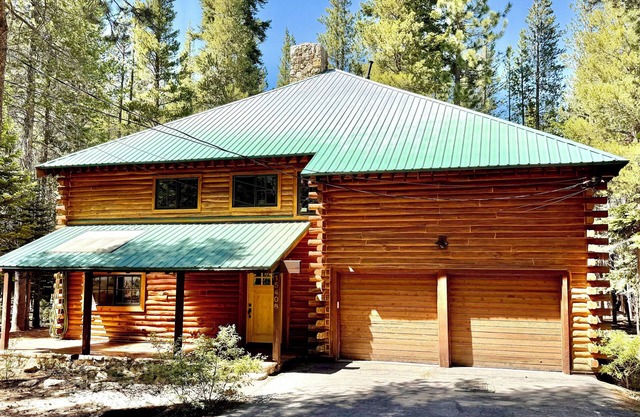 Luxury Log Cabin Retreat in Tahoe Donner — Sleeps 14~ 5BR~ 3BA~ 3,000 sq ft
