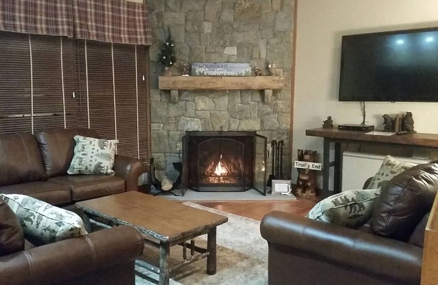 Luxury Meets Rustic: Trail Creek 2Bed/2Bath+Loft - Sleeps 6 (On Ski Home Trail)