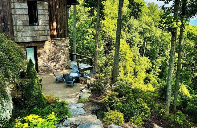 Luxury Mountaintop 5 min. to Downtown New Large Modern Mountain design w VIEWS