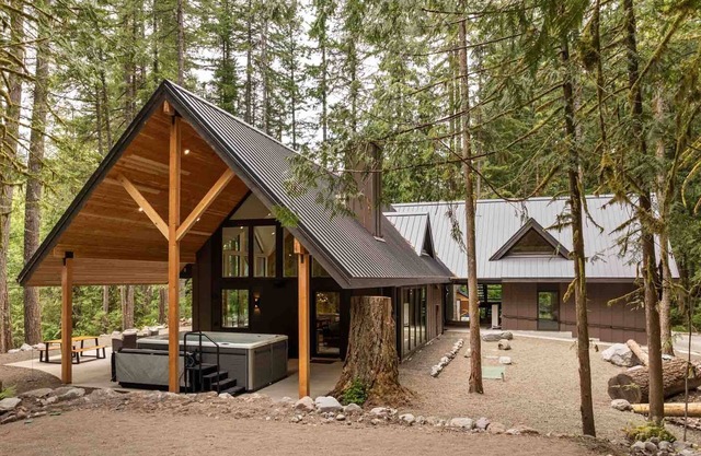 Luxury Mt. Hood Retreat w/Swim Spa, 5BR w/en-suite Bathrooms, Game Loft, Ping Pong, Steps to River