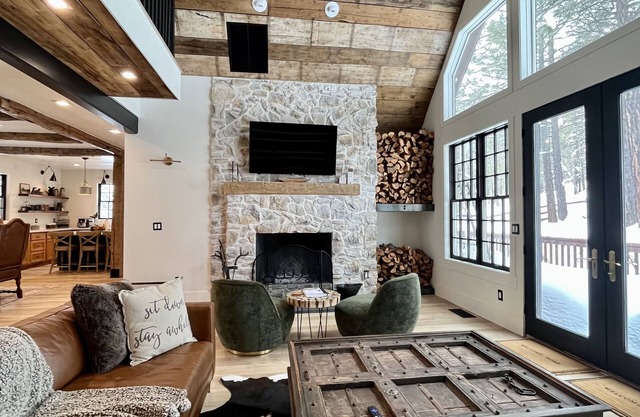 Luxury Newly Remodeled Cabin on 5 Acres of Wooded Forest- 6 min from Dwntwn Flag