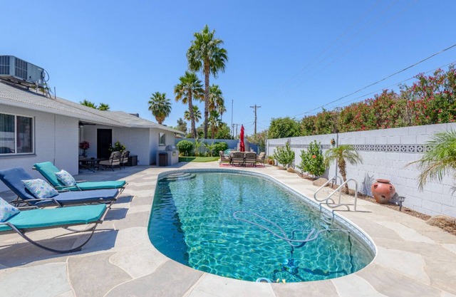 Luxury Oasis in Old Town Scottsdale: Heated Pool, Putting Green & Sleeps 14n
