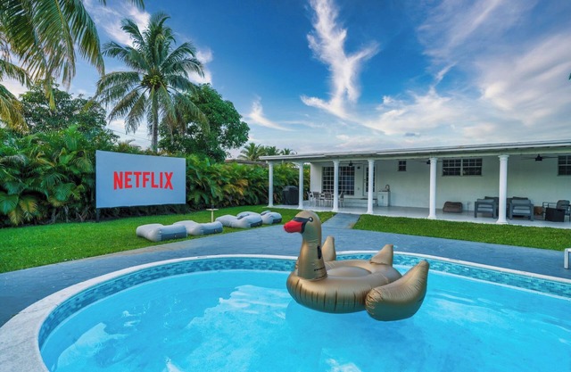 Luxury Oasis Pool, Movie Theatre, Fire Pit, Beach