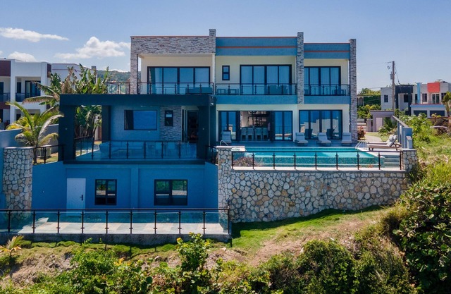 Luxury Oceanfront Villa~ Fully Staffed~Pool~Jacuzzi~Movie Theatre