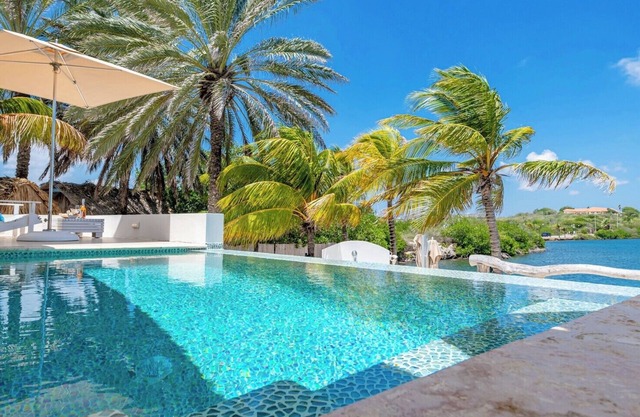 “Luxury Oceanfront Villa with Private Beach in Curacao – Prime Location!”