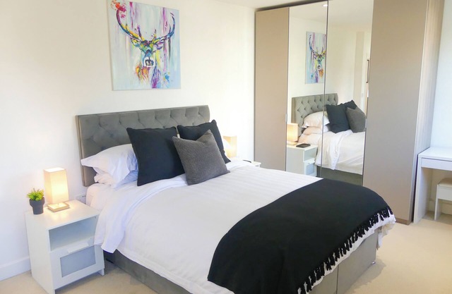 Luxury Penthouse w/Balcony | 2x Free Parking | 3 minutes to Mainline Station