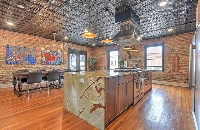 Luxury Penthouse in Downtown Bristol + Cool Patio Sleeps 10 Near Casino/BMS