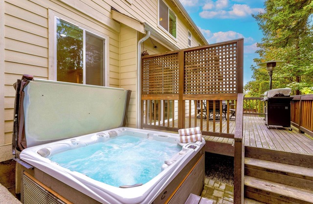 Luxury Pet-Friendly 4 BR with Hot Tub & Game Room