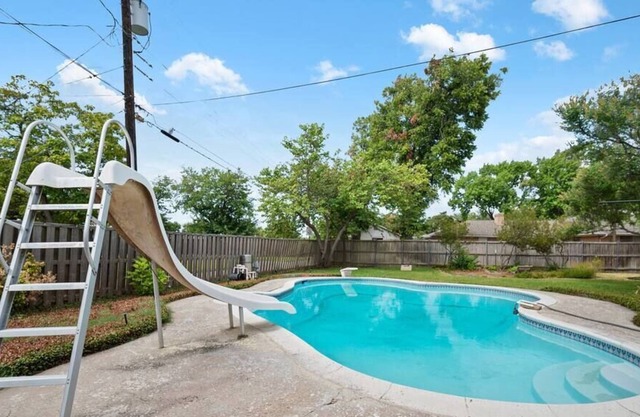 Luxury Pool House Near Lake w Pool Table
