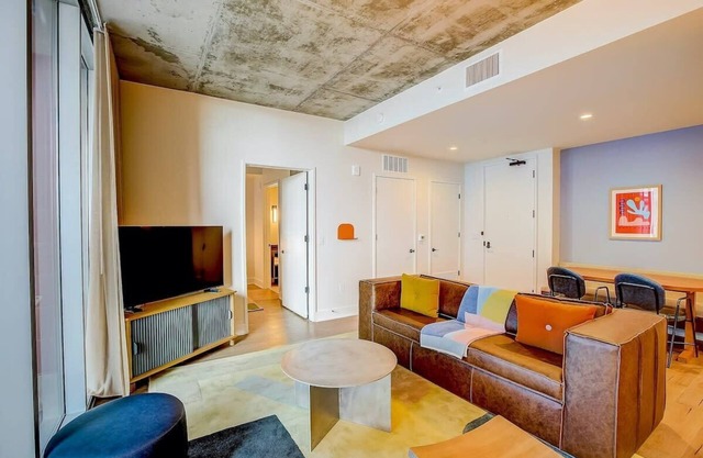 Luxury Rainey St 2BR | Rooftop Pool | COTA 10 miles