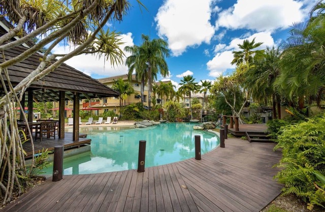 Luxury Resort Apartment in Cairns North – Spacious Retreat with Balcony & Resort-Style Amenities!