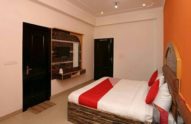 LUXURY ROOMS NEAR GOVARDHAN TEMPLE