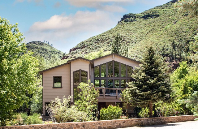 Luxury Sedona retreat near Slide Rock—stunning red rock views & outdoor oasis.