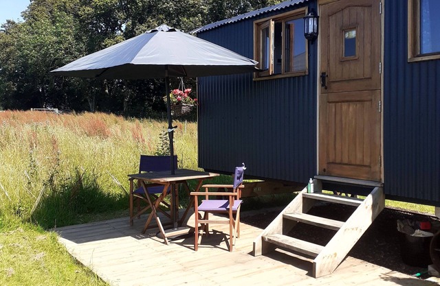 Luxury shepherd's hut with sunset veiws