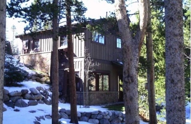 Luxury Shock Hill Mountain Home; Private Hot Tub; Ski in/Ski Out; Peak 8 Gondola