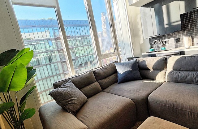 Luxury Studio in Downtown Los Angeles, 5 mins walk to Crypto center and LA Live.
